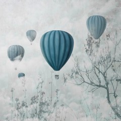 Turkusowe balony we mgle