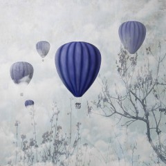 Niebieskie balony nad chmurami
