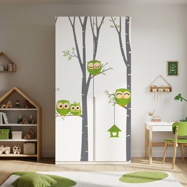 Naklejka na meble Zielone sowy na drzewach